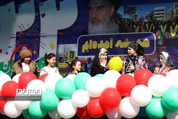 غرفه سازمان دانش‌آموزی و خبرگزاری پانا در مسیر راهپیمایی یوم‌الله ۲۲ بهمن