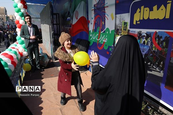 غرفه سازمان دانش‌آموزی و خبرگزاری پانا در مسیر راهپیمایی یوم‌الله ۲۲ بهمن