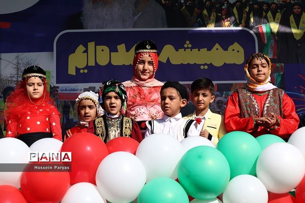 غرفه سازمان دانش‌آموزی و خبرگزاری پانا در مسیر راهپیمایی یوم‌الله ۲۲ بهمن