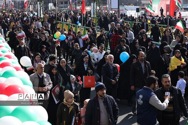 غرفه سازمان دانش‌آموزی و خبرگزاری پانا در مسیر راهپیمایی یوم‌الله ۲۲ بهمن