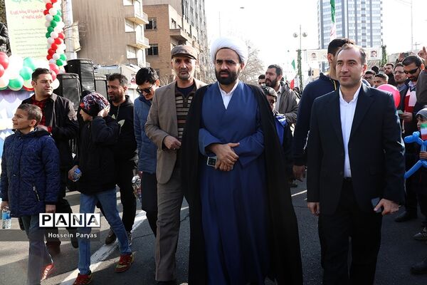 غرفه سازمان دانش‌آموزی و خبرگزاری پانا در مسیر راهپیمایی یوم‌الله ۲۲ بهمن