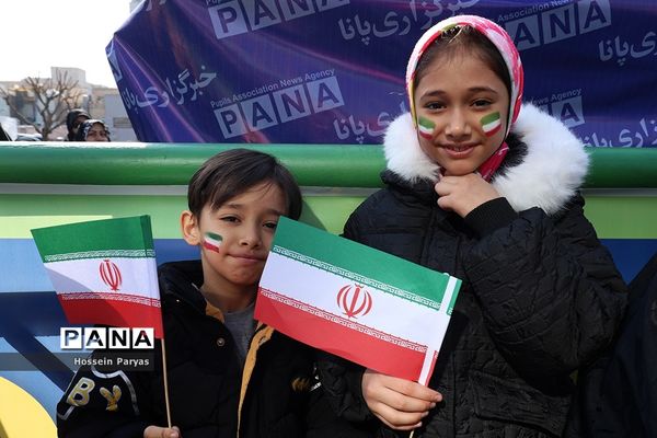 غرفه سازمان دانش‌آموزی و خبرگزاری پانا در مسیر راهپیمایی یوم‌الله ۲۲ بهمن