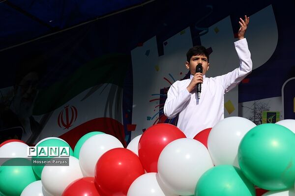 غرفه سازمان دانش‌آموزی و خبرگزاری پانا در مسیر راهپیمایی یوم‌الله ۲۲ بهمن
