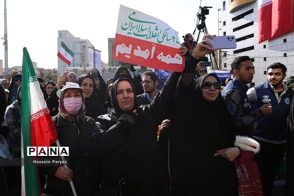 غرفه سازمان دانش‌آموزی و خبرگزاری پانا در مسیر راهپیمایی یوم‌الله ۲۲ بهمن