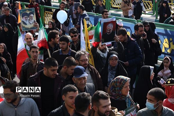 غرفه سازمان دانش‌آموزی و خبرگزاری پانا در مسیر راهپیمایی یوم‌الله ۲۲ بهمن