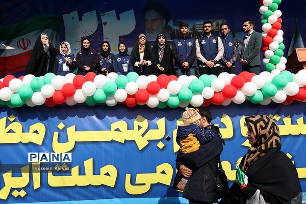 غرفه سازمان دانش‌آموزی و خبرگزاری پانا در مسیر راهپیمایی یوم‌الله ۲۲ بهمن