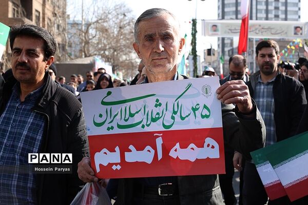 غرفه سازمان دانش‌آموزی و خبرگزاری پانا در مسیر راهپیمایی یوم‌الله ۲۲ بهمن