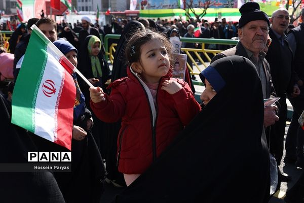 غرفه سازمان دانش‌آموزی و خبرگزاری پانا در مسیر راهپیمایی یوم‌الله ۲۲ بهمن