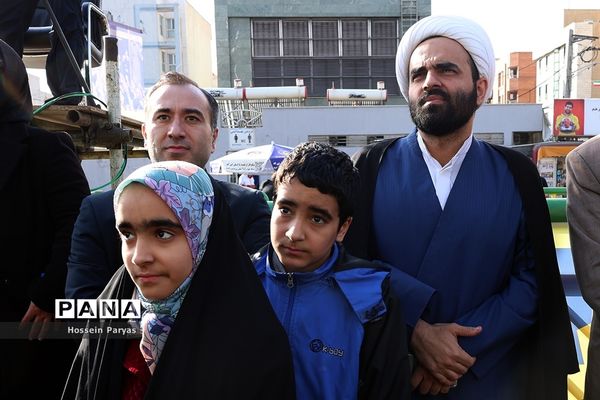 غرفه سازمان دانش‌آموزی و خبرگزاری پانا در مسیر راهپیمایی یوم‌الله ۲۲ بهمن