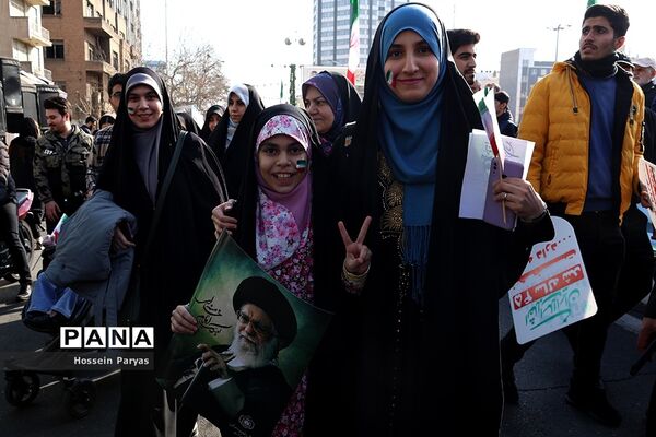 غرفه سازمان دانش‌آموزی و خبرگزاری پانا در مسیر راهپیمایی یوم‌الله ۲۲ بهمن