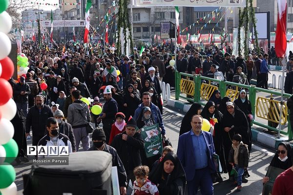 غرفه سازمان دانش‌آموزی و خبرگزاری پانا در مسیر راهپیمایی یوم‌الله ۲۲ بهمن