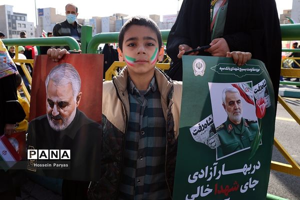 غرفه سازمان دانش‌آموزی و خبرگزاری پانا در مسیر راهپیمایی یوم‌الله ۲۲ بهمن