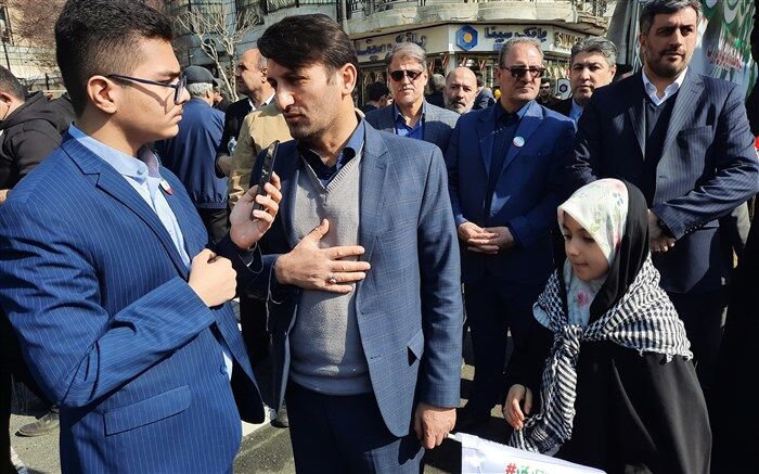 صاحبان اصلی انقلاب دانش‌آموزان هستند