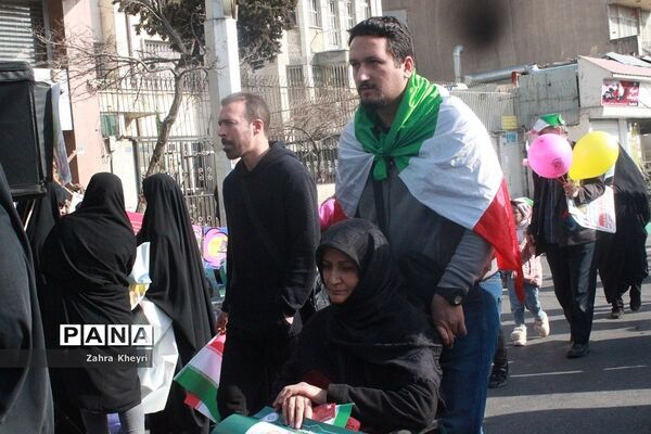 حضور دانش‌آموز خبرنگاران پانا شهرستان‌های استان تهران در راهپیمایی ۲۲ بهمن