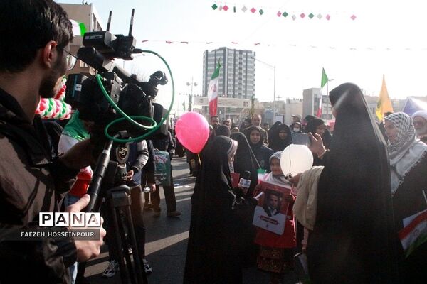 حضور دانش‌آموز خبرنگاران پانا شهرستان‌های استان تهران در راهپیمایی ۲۲ بهمن