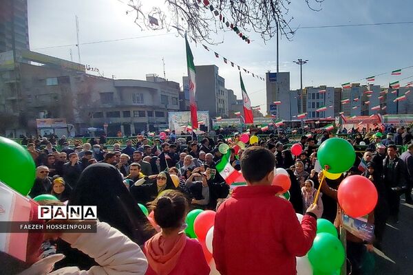 حضور دانش‌آموز خبرنگاران پانا شهرستان‌های استان تهران در راهپیمایی ۲۲ بهمن