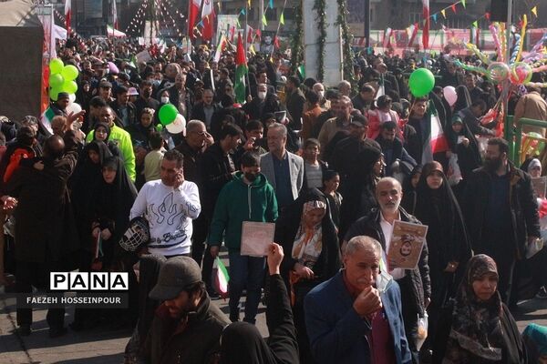 حضور دانش‌آموز خبرنگاران پانا شهرستان‌های استان تهران در راهپیمایی ۲۲ بهمن