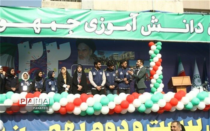 حضور دانش‌آموز‌خبرنگاران پانا شهرستان‌های استان‌ تهران در غرفه خبرگزاری پانا در مسیر راهپیمایی ۲۲بهمن