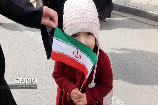 بوسه کودکان بر پرچم ایرانِ جان