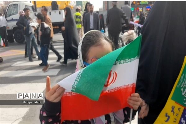 بوسه کودکان بر پرچم ایرانِ جان