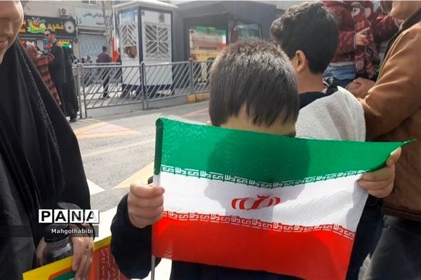 بوسه کودکان بر پرچم ایرانِ جان