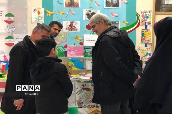 بازدید فرماندار فیروزکوه از نمایشگاه دستاوردهای دانش‌آموزی در شهرستان فیروزکوه