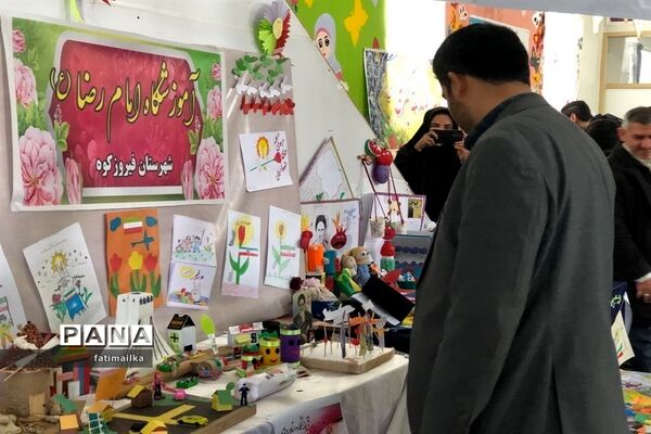 بازدید فرماندار فیروزکوه از نمایشگاه دستاوردهای دانش‌آموزی در شهرستان فیروزکوه