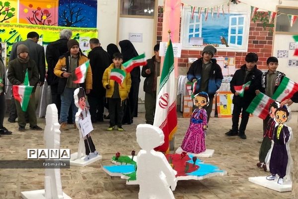 بازدید فرماندار فیروزکوه از نمایشگاه دستاوردهای دانش‌آموزی در شهرستان فیروزکوه