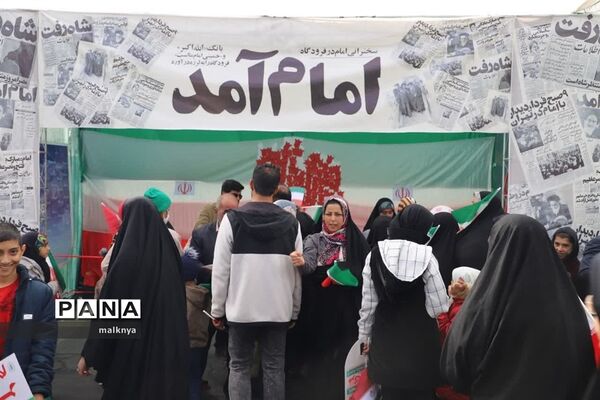 برپایی غرفه سازمان دانش‌آموزی خراسان جنوبی در راهپیمایی 22 بهمن