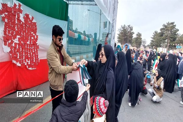 برپایی غرفه سازمان دانش‌آموزی خراسان جنوبی در راهپیمایی 22 بهمن