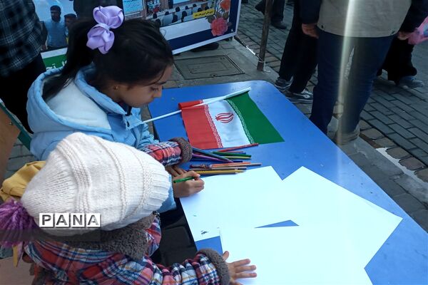 برپایی نمایشگاه فرهنگی سازمان دانش‌آموزی استان زنجان در مسیر راهپیمایی ۲۲بهمن