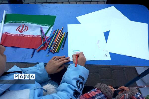 برپایی نمایشگاه فرهنگی سازمان دانش‌آموزی استان زنجان در مسیر راهپیمایی ۲۲بهمن