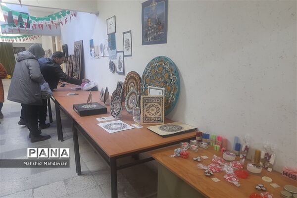 آیین افتتاحیه نمایشگاه صنایع‌دستی در شهر آستانه