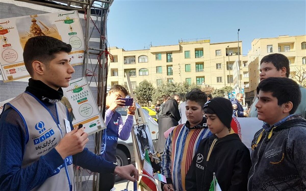 برپایی غرفه‌ خبرگزاری پانا با حضور دانش‌آموز‌خبرنگاران پانا شهرستان ملارد در مراسم راهپیمایی۲۲بهمن/ فیلم