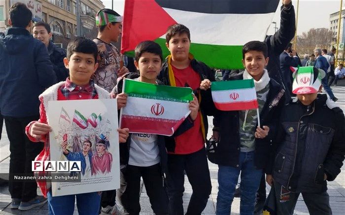 روایت دانش آموز خبرنگار زائر امام رضا از حماسه حضور ملت ایران در راهپیمایی ۲۲ بهمن/ فیلم