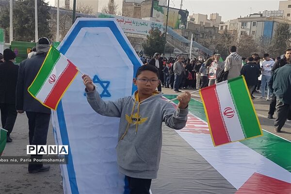 حضور پرشور کودکان و دانش‌آموزان درراهپیمایی ۲۲ بهمن