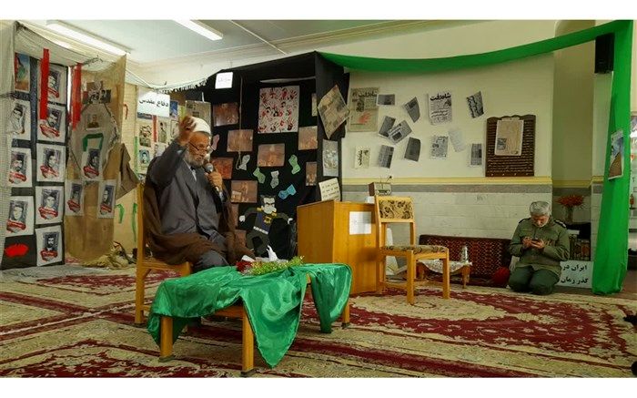 جشن پیروزی انقلاب اسلامی در دبیرستان حضرت خدیجه(س) قم