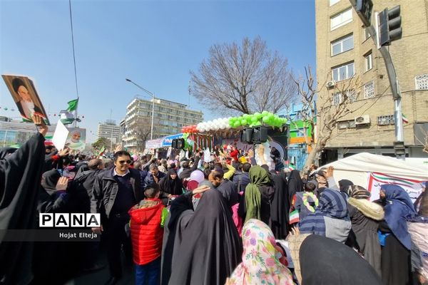 غرفه انقلاب در راهپیمایی 22 بهمن