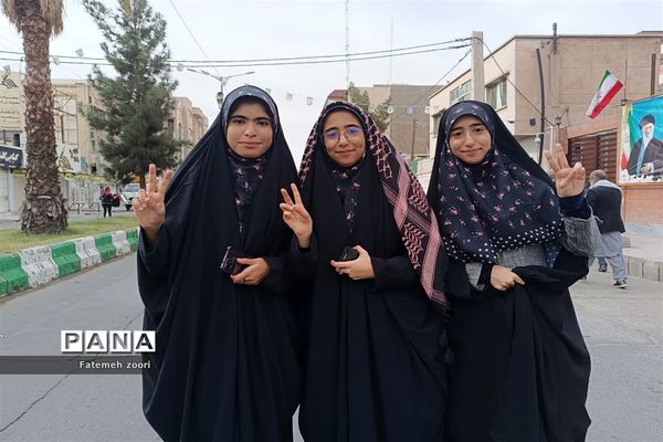 حضور دانش‌آموزان زاهدانی در راهپیمایی ۲۲ بهمن