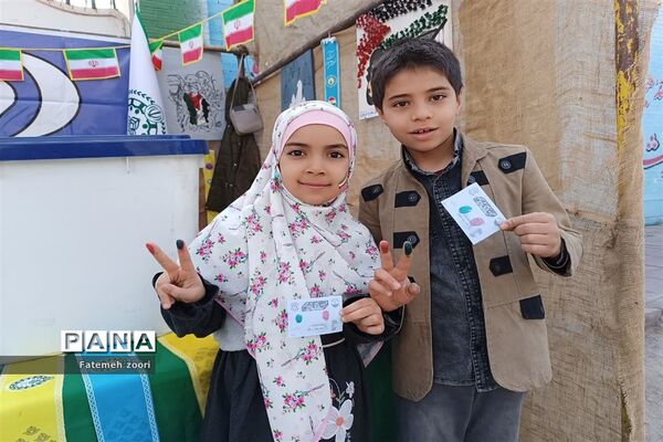 حضور دانش‌آموزان زاهدانی در راهپیمایی ۲۲ بهمن
