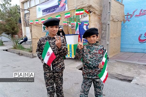 حضور دانش‌آموزان زاهدانی در راهپیمایی ۲۲ بهمن