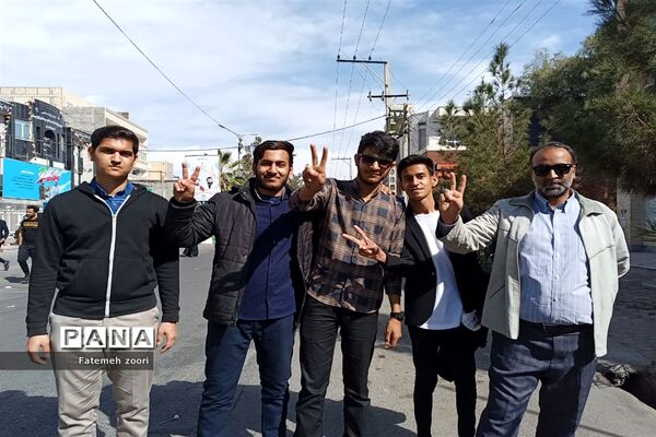 حضور دانش‌آموزان زاهدانی در راهپیمایی ۲۲ بهمن