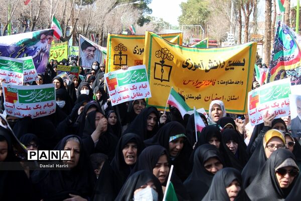 حضور مردم انقلابی نایین در راهپیمایی ۲۲ بهمن