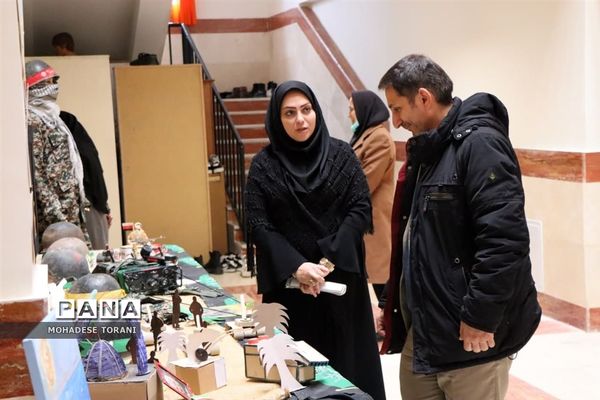 نمایشگاه دست سازه های دانش‌آموزان هنرستان منصوره خلیلی ناحیه یک بهارستان