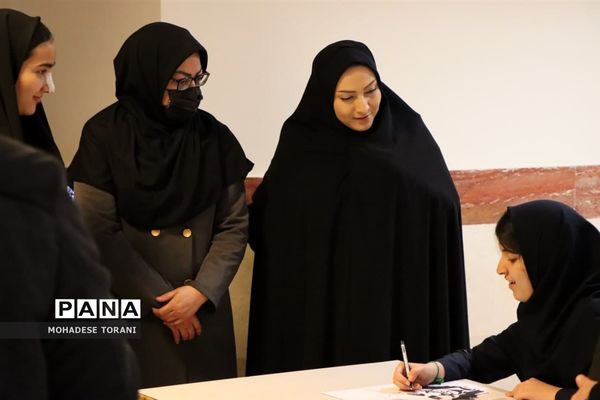 نمایشگاه دست سازه های دانش‌آموزان هنرستان منصوره خلیلی ناحیه یک بهارستان