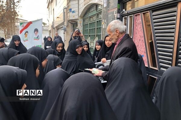 تجلیل از پدر شهیدان علی و محمد سلیمی در ناحیه دو شهرری