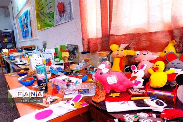 نمایشگاه هنرهای دستی دانش‌آموزان مدرسه فاطمیه