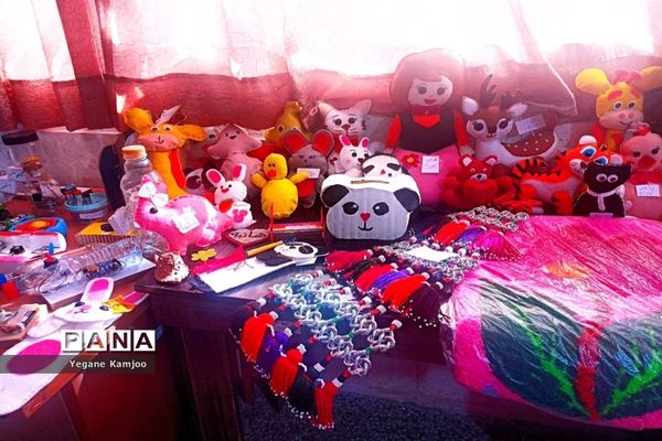 نمایشگاه هنرهای دستی دانش‌آموزان مدرسه فاطمیه