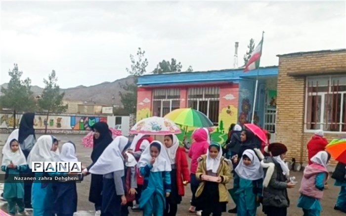 شادی و نشاط در مدرسه با طراوت یک روز بارانی/ فیلم