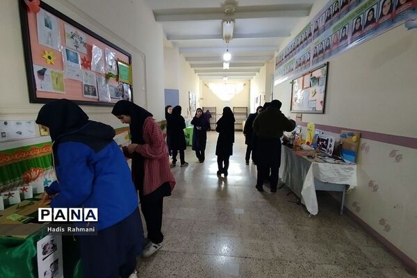 برگزاری نمایشگاه دست‌سازه دروس توسط دانش‌آموزان خلاق دبیرستان نور هدایت شهریار